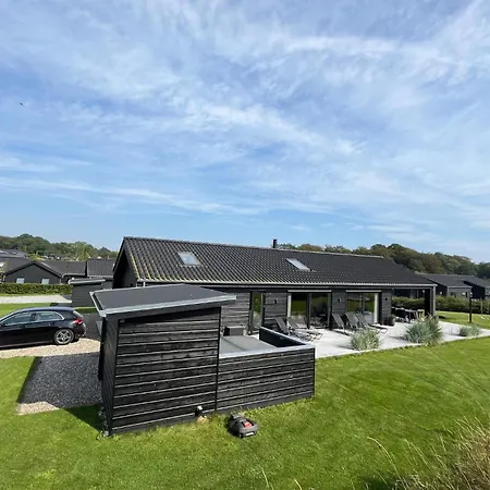 펜션 Four-bedroom In *